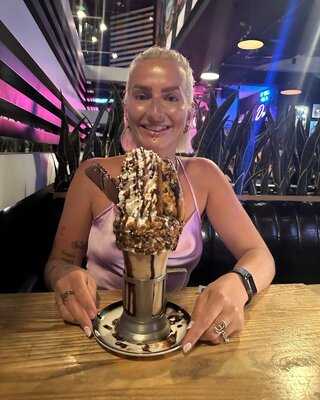 ‪black Tap Craft Burgers & Shakes - Jbr‬