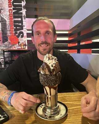 ‪black Tap Craft Burgers & Shakes - Jbr‬