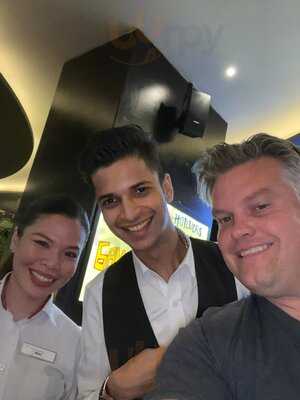 ‪west Beach Bistro & Sports Lounge‬