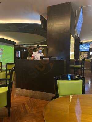 ‪west Beach Bistro & Sports Lounge‬