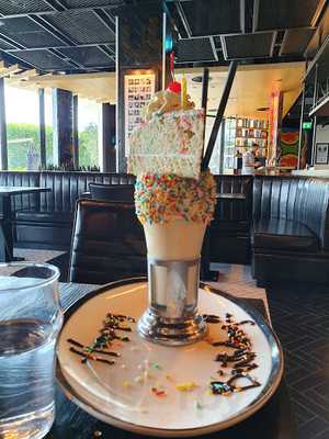 ‪black Tap Craft Burgers & Shakes Dfc‬