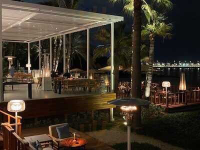 ‪the Beach Bar & Grill‬