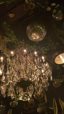 ‪moe's On The 5th‬