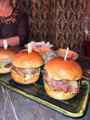 ‪moe's On The 5th‬