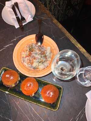 ‪moe's On The 5th‬