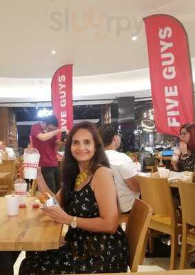 ‪five Guys Burgers And Fries‬