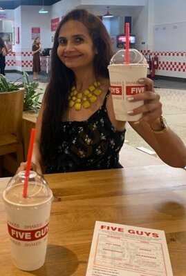 ‪five Guys Burgers And Fries‬