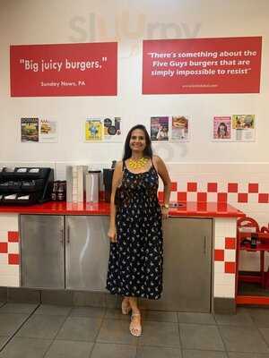 ‪five Guys Burgers And Fries‬