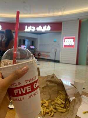 ‪five Guys Burgers And Fries‬