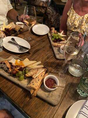 ‪grapeskin Grape Bar And Kitchen‬