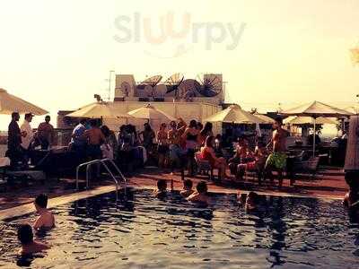 ‪estrellas Rooftop Lounge‬