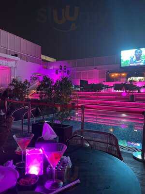 ‪estrellas Rooftop Lounge‬