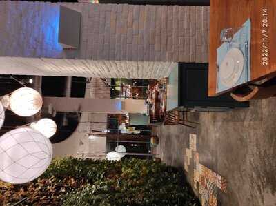 ‪aprons & Hammers‬