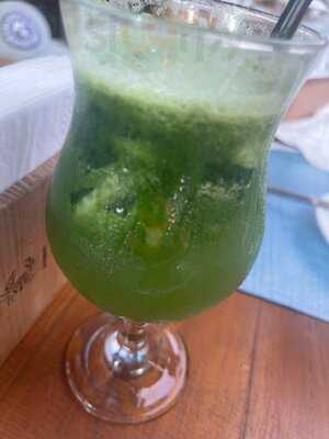 ‪aprons & Hammers‬