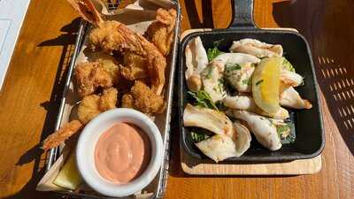 ‪aprons & Hammers‬