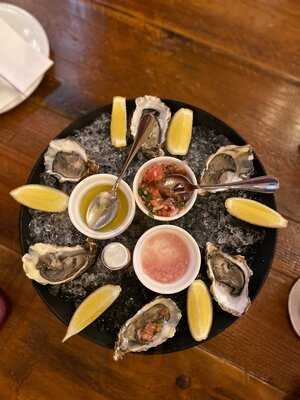 ‪revo Cafe And Bar‬