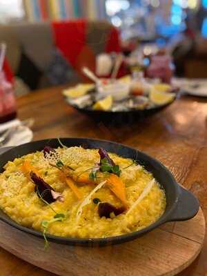 ‪revo Cafe And Bar‬