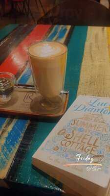 ‪revo Cafe And Bar‬