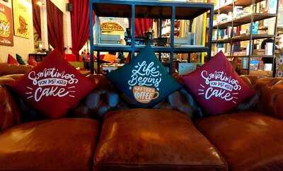 ‪revo Cafe And Bar‬