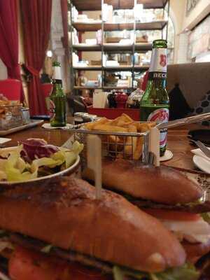 ‪revo Cafe And Bar‬