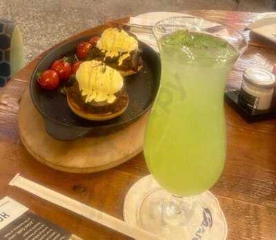 ‪revo Cafe And Bar‬