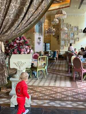 ‪shakespeare And Co. Souk Al Bahar‬