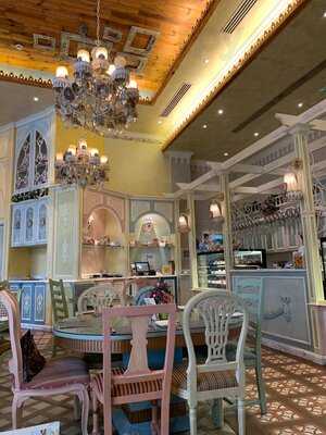 ‪shakespeare And Co. Souk Al Bahar‬