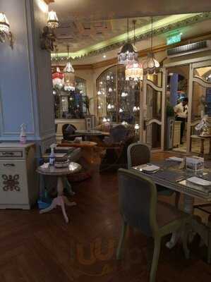 ‪shakespeare And Co. Village Mall‬