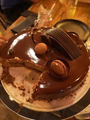 ‪shakespeare And Co. Village Mall‬