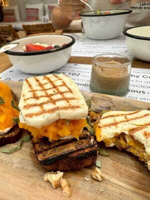 ‪comptoir 102 Healthy Cafe & Concept Store‬