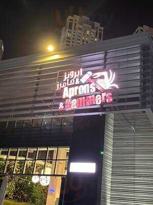 ‪aprons & Hammers‬