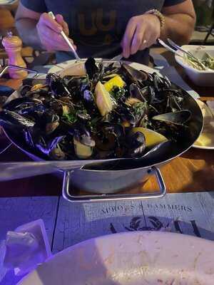 ‪aprons & Hammers‬