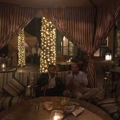 ‪arabian Courtyard‬