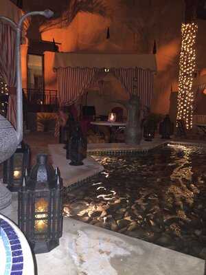 ‪arabian Courtyard‬
