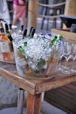 ‪laguna Beach Taverna & Lounge‬