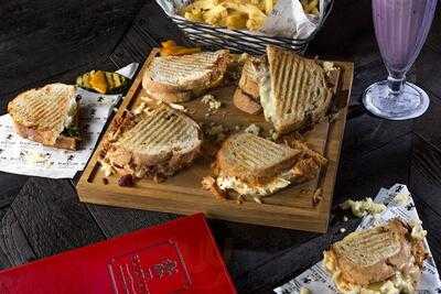 ‪the Black Lion‬