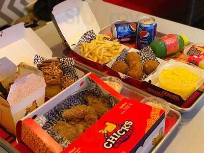 ‪chicks N' Friends‬