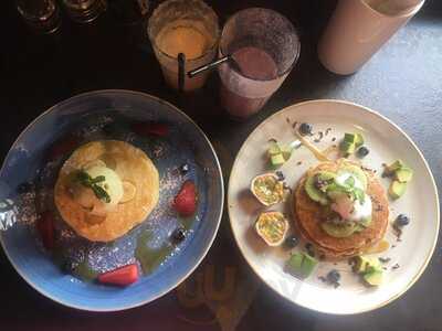 ‪amongst Few Cafe‬