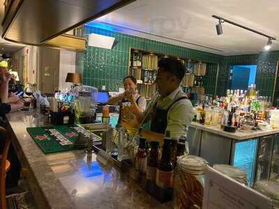 ‪windows Bar & Lounge‬