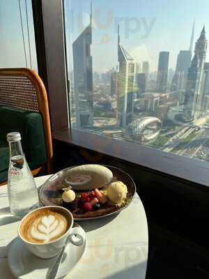 ‪windows Bar & Lounge‬