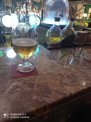 ‪windows Bar & Lounge‬