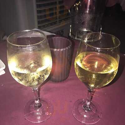 ‪st Tropez Bistro‬