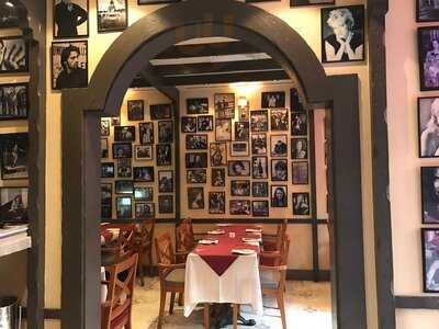 ‪st Tropez Bistro‬