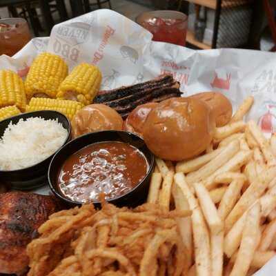 ‪famous Dave's Barbeque‬