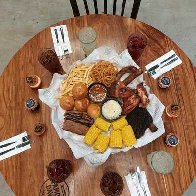 ‪famous Dave's Barbeque‬