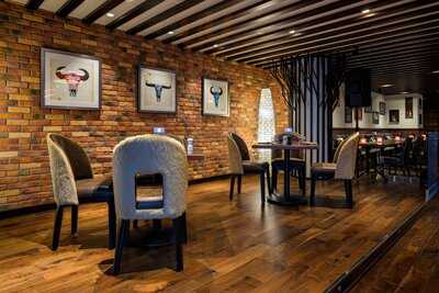 ‪range Bar & Grill‬