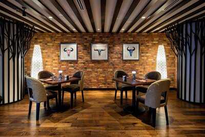 ‪range Bar & Grill‬