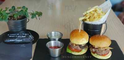 ‪gossip Cafe & Desserts‬