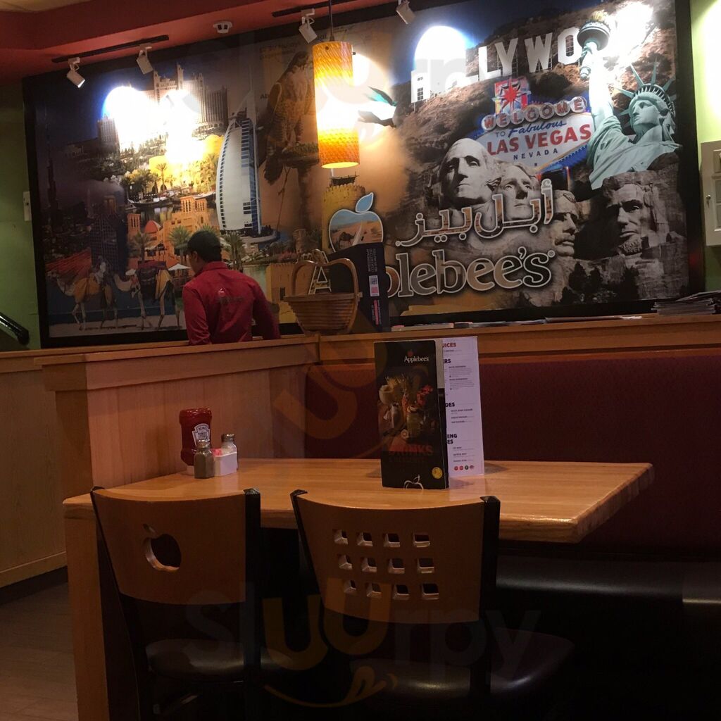 ‪applebee's‬