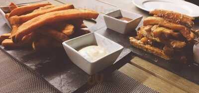 ‪wolf & Friends Lounge‬